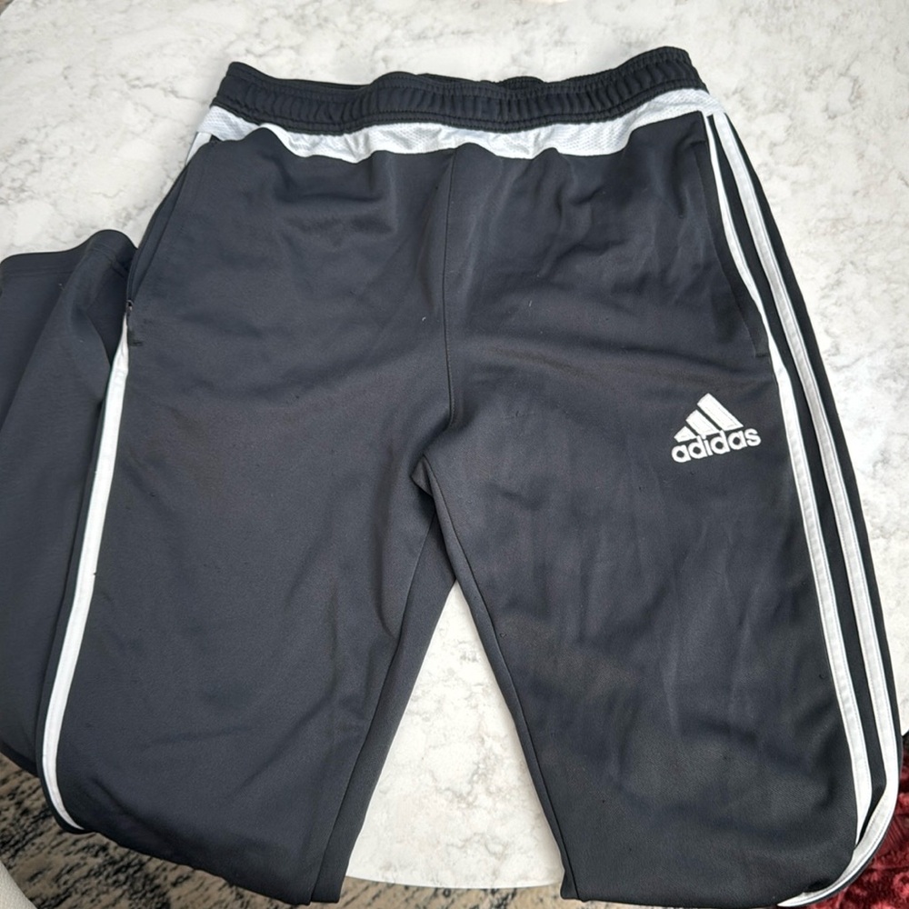 Grey men’s adidas soccer sweat pants!